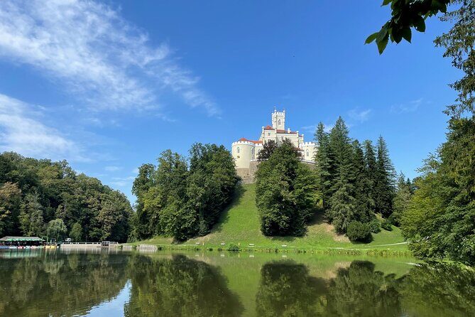 VarazdinTown & Trakoscan Castle, Small Guided Group from Zagreb - Trakoscan Castle visit: fortifications, armor, and the lake below