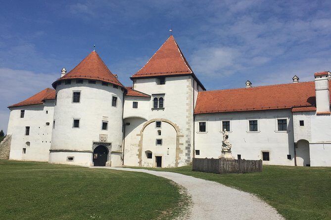 VarazdinTown & Trakoscan Castle, Small Guided Group from Zagreb - Pacing and comfort: make the day work for your body