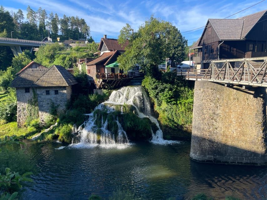 Zagreb: Rastoke & Plitvice Lakes Guided Tour with Ticket - Lower Lakes to Upper Lakes: how the park loop usually feels