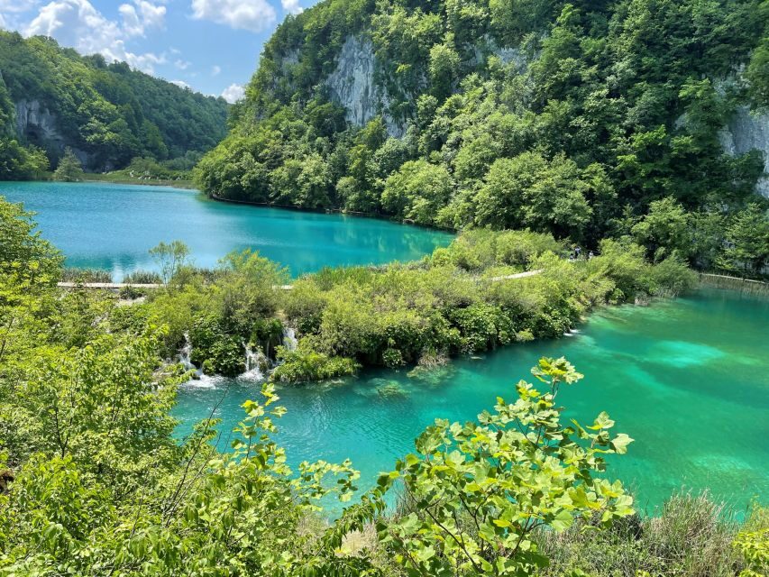 Zagreb: Rastoke & Plitvice Lakes Guided Tour with Ticket - The electric boat on Lake Kozjak: the water-level perspective